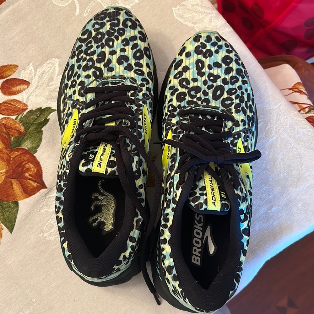 NWOT Women’s size 10 - Brooks ADRENALINE GTS 21 (RUN WILD)